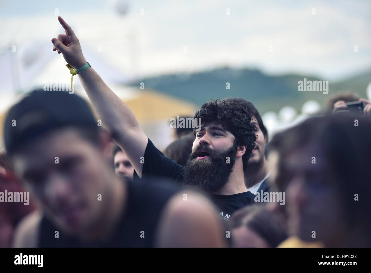 BONTIDA, ROMANIA - Luglio 17, 2016: Tifo folla partying durante un concerto al castello elettrico festival. Foto Stock