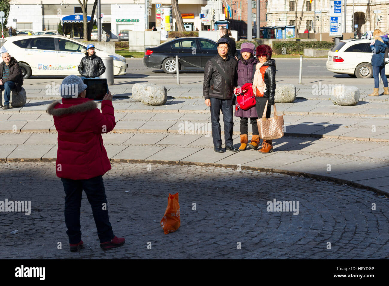 Turisti asiatici avente una foto scattata con Ipad, Monaco di Baviera, Baviera, Germania, Europa Foto Stock