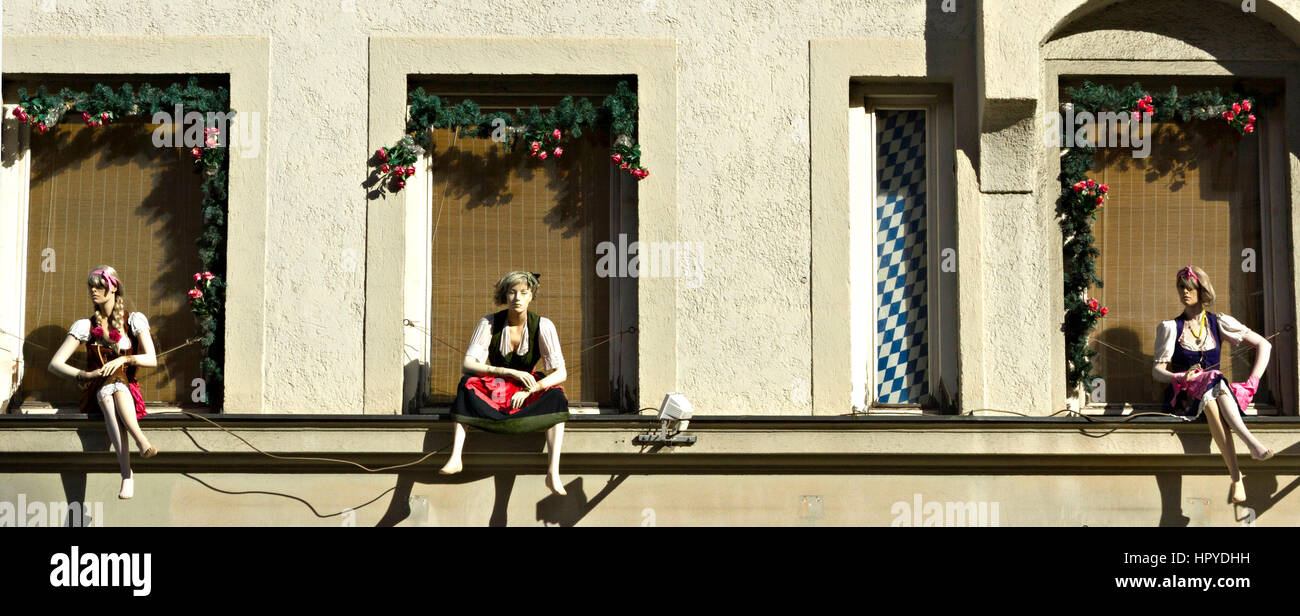 3 seduta manichini femmina nella tradizionale bavarese Dirndl, Monaco di Baviera, Baviera, Germania, Europa Foto Stock