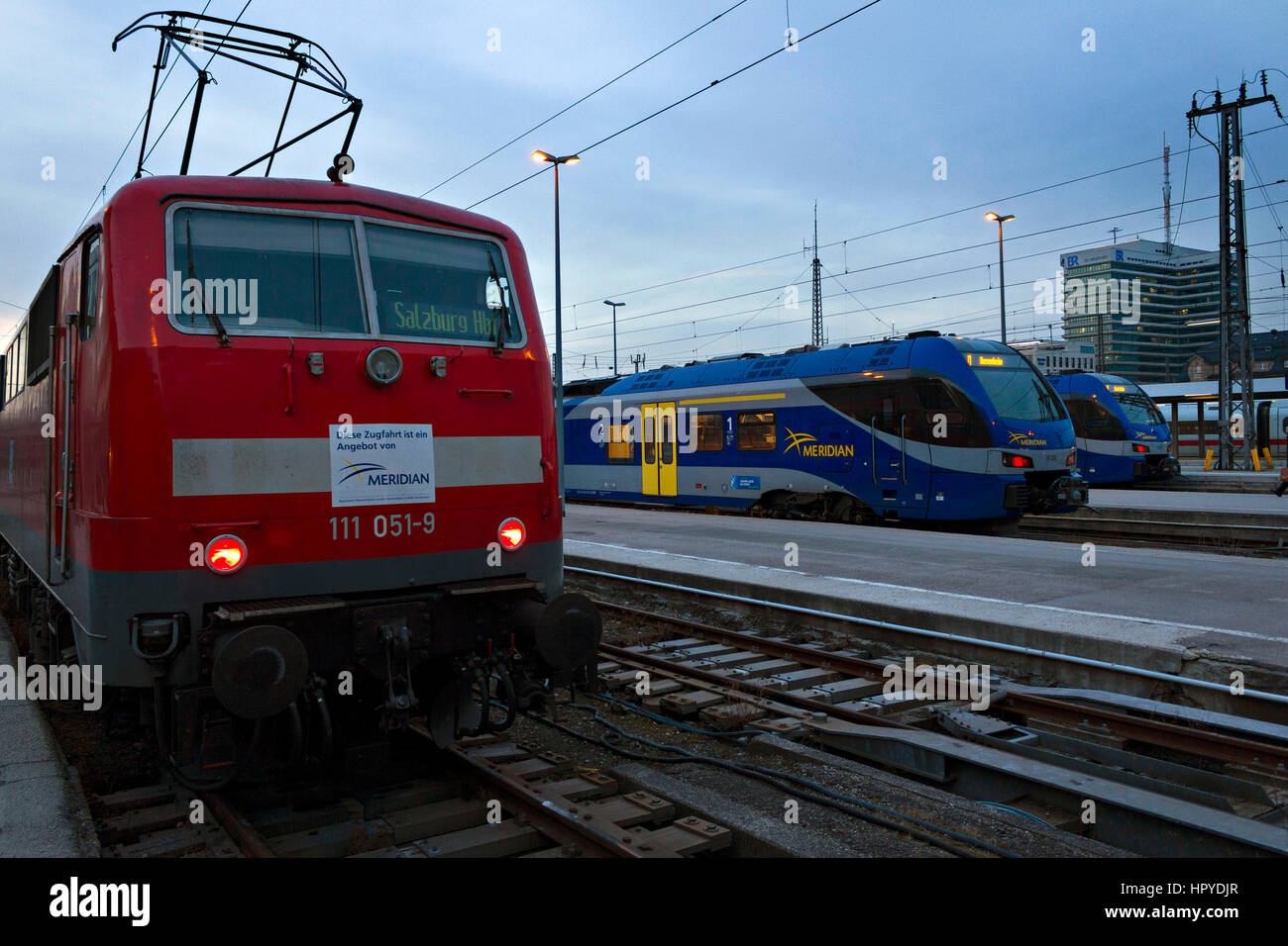 Vecchi e nuovi treni Meridiano sull'esterno piattaforme ferroviarie, Hauptbahnhof, Monaco di Baviera, Baviera, Germania, Europa Foto Stock
