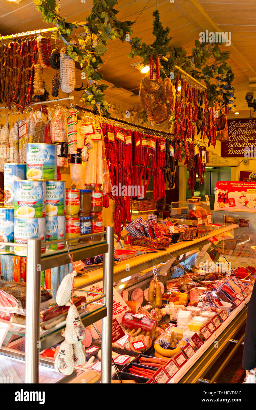 Display a base di carne in tedesco macelleria, Viktualienmarkt, Monaco di Baviera, Baviera, Germania, Europa Foto Stock