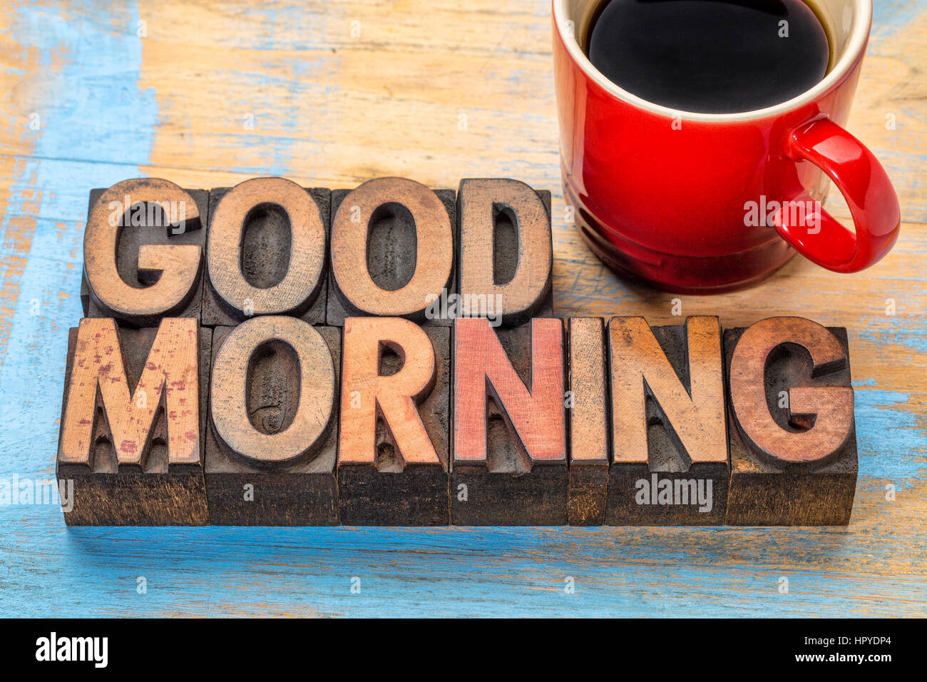 Buona mattina banner in rilievografia vintage tipo legno blocchi con una tazza di caffè Foto Stock