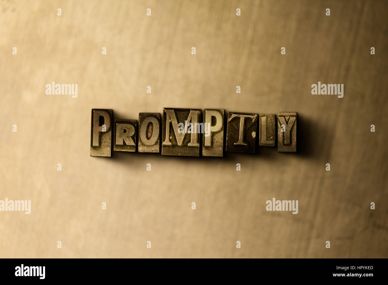 Prontamente - close-up di grungy vintage parola stampate su uno sfondo di metallo. Royalty free stock - 3D Rendering immagine stock. Possono essere utilizzati per gli annunci tramite banner on line di altezza Foto Stock