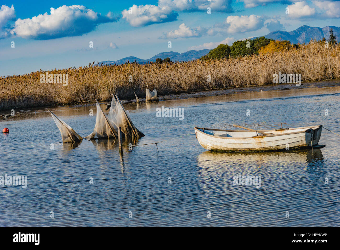 Perfetto il santuario degli uccelli scena,squallido nello stagno coperto con canne,calis della pesca FETHIYE Turchia. calis kus cenneti manzarasi sazlik golette sandalo Foto Stock