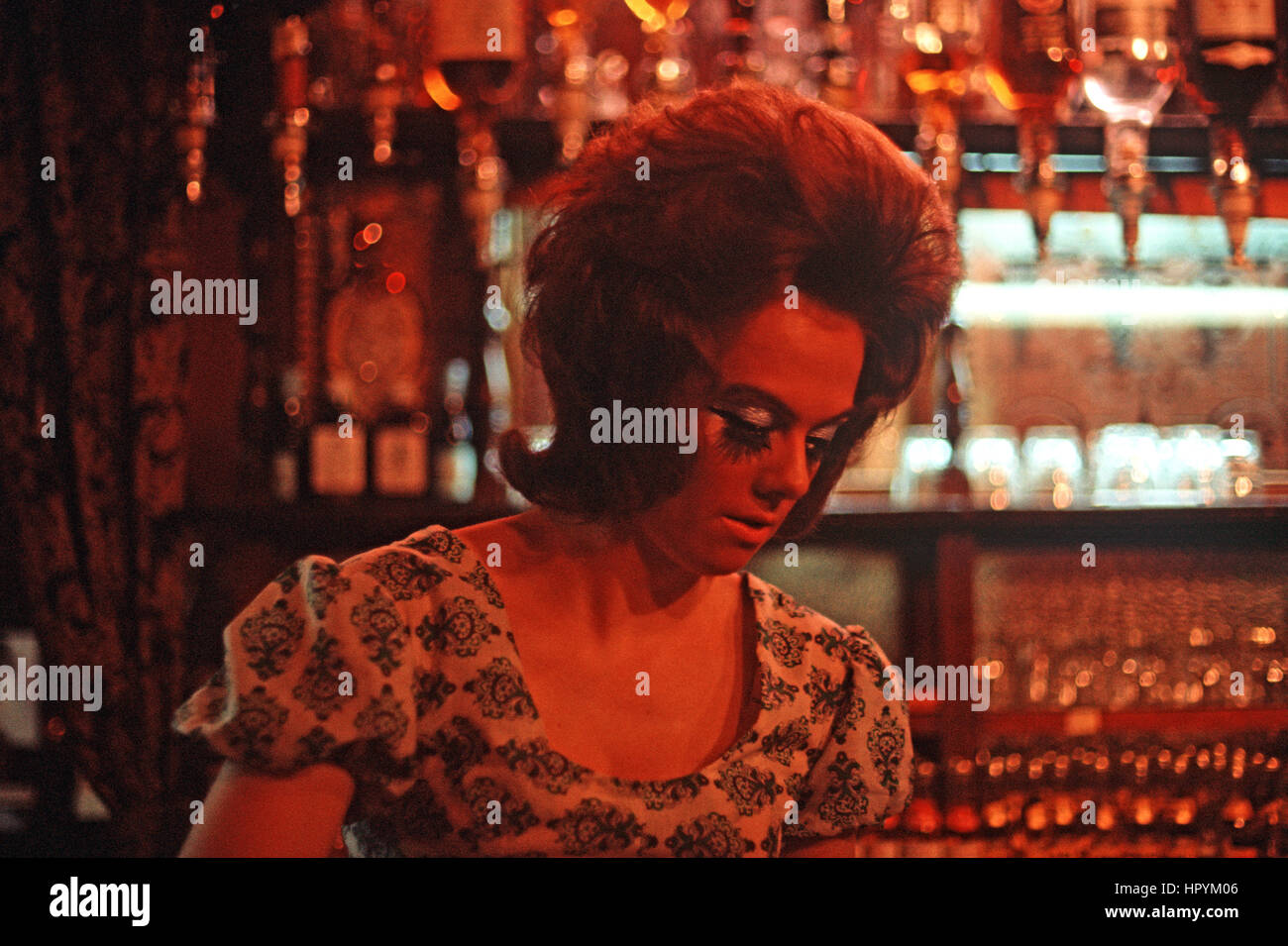 Il cappuccio nero GAY PUB trascinare cabaret, Camden, London, 1972 Foto Stock