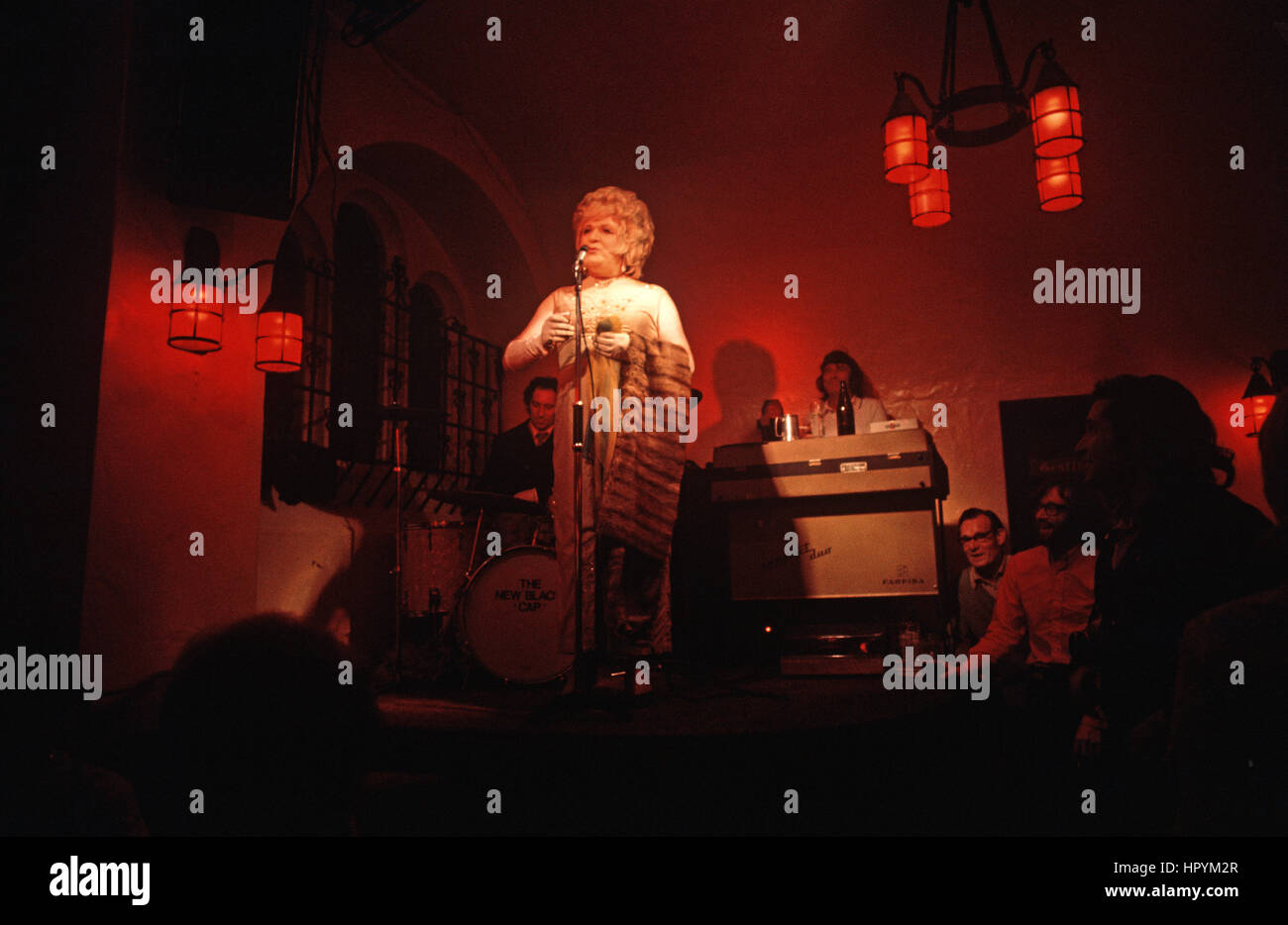 Il cappuccio nero GAY PUB trascinare cabaret, Camden, London, 1972 Foto Stock