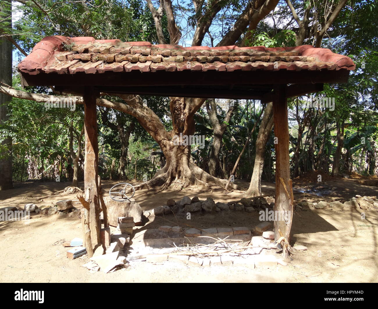 Tradizionale arrosto allo spiedo barbeque tetto con tegole in un giardino  tropicale di una hacienda, Cuba Foto stock - Alamy