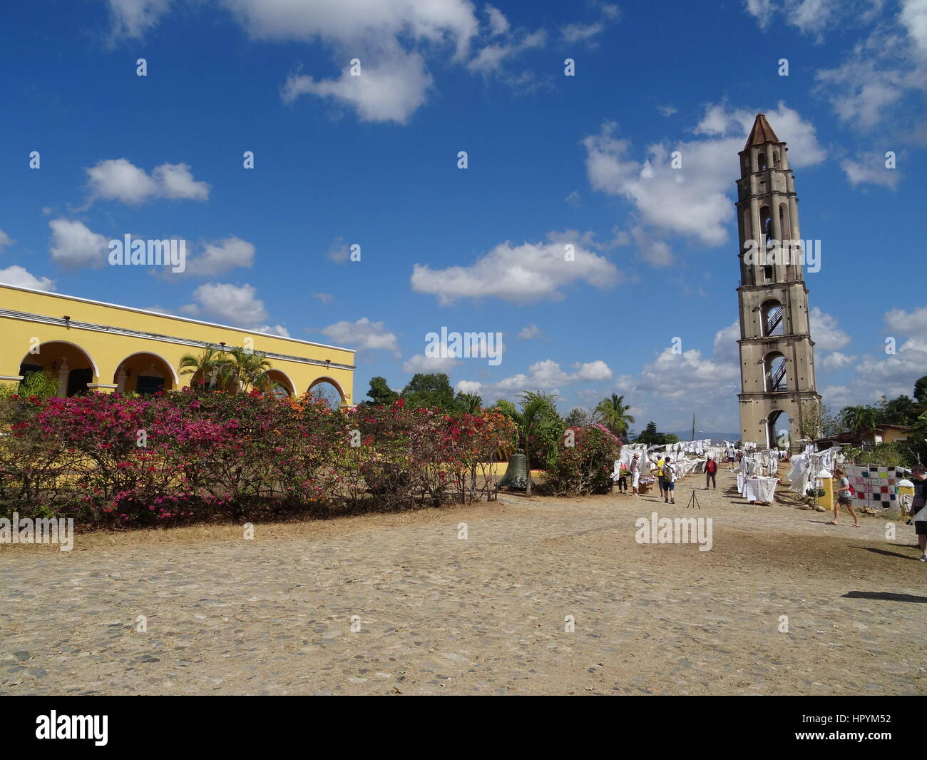 I turisti alla ricerca intorno ad un vecchio stile coloniale torre di avvistamento e di una canna da zucchero piantagione hacienda e la Valle de los Ingenios, Cuba, Febbraio 2017 Foto Stock