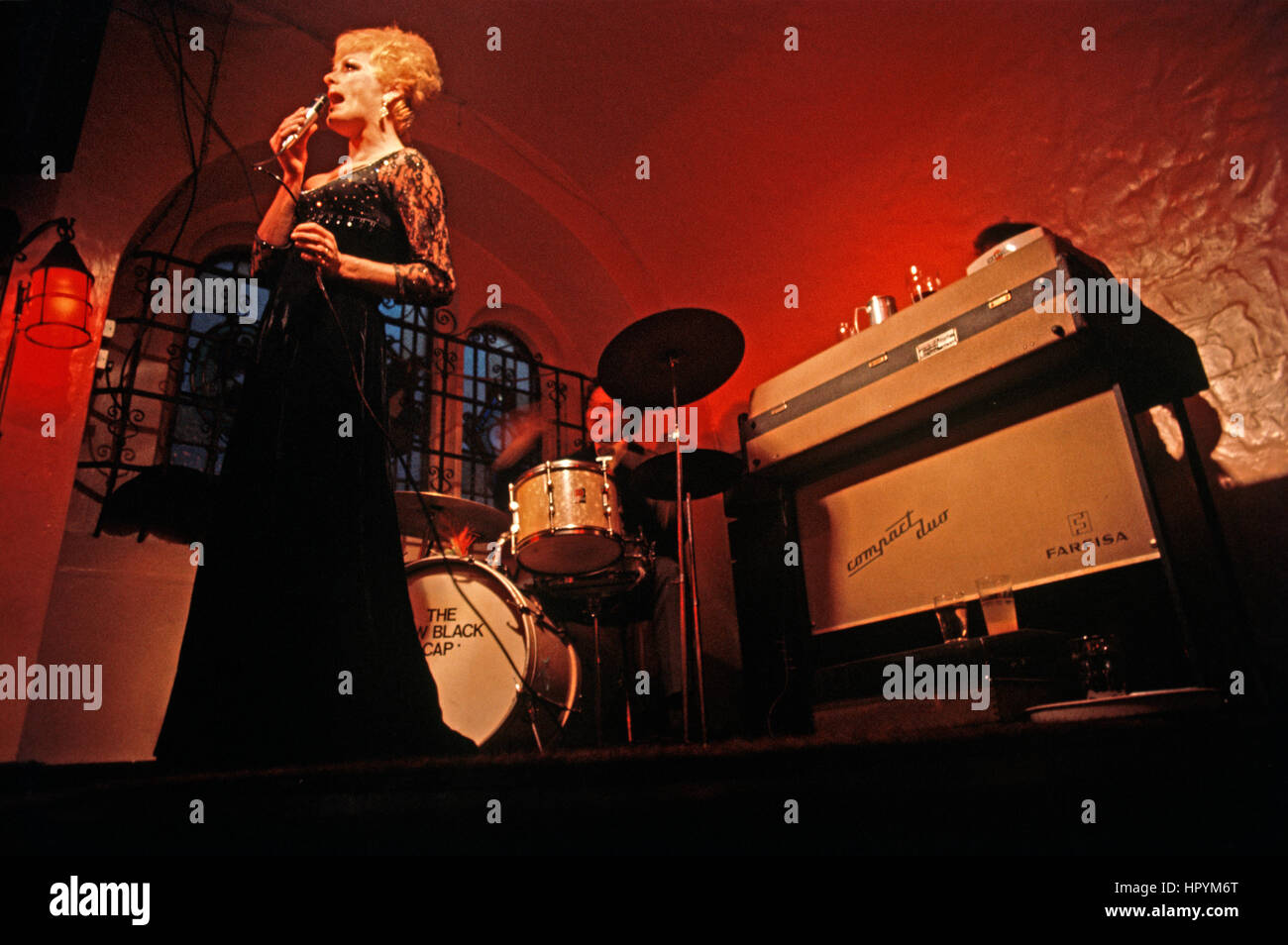 Il cappuccio nero GAY PUB trascinare cabaret, Camden, London, 1972 Foto Stock