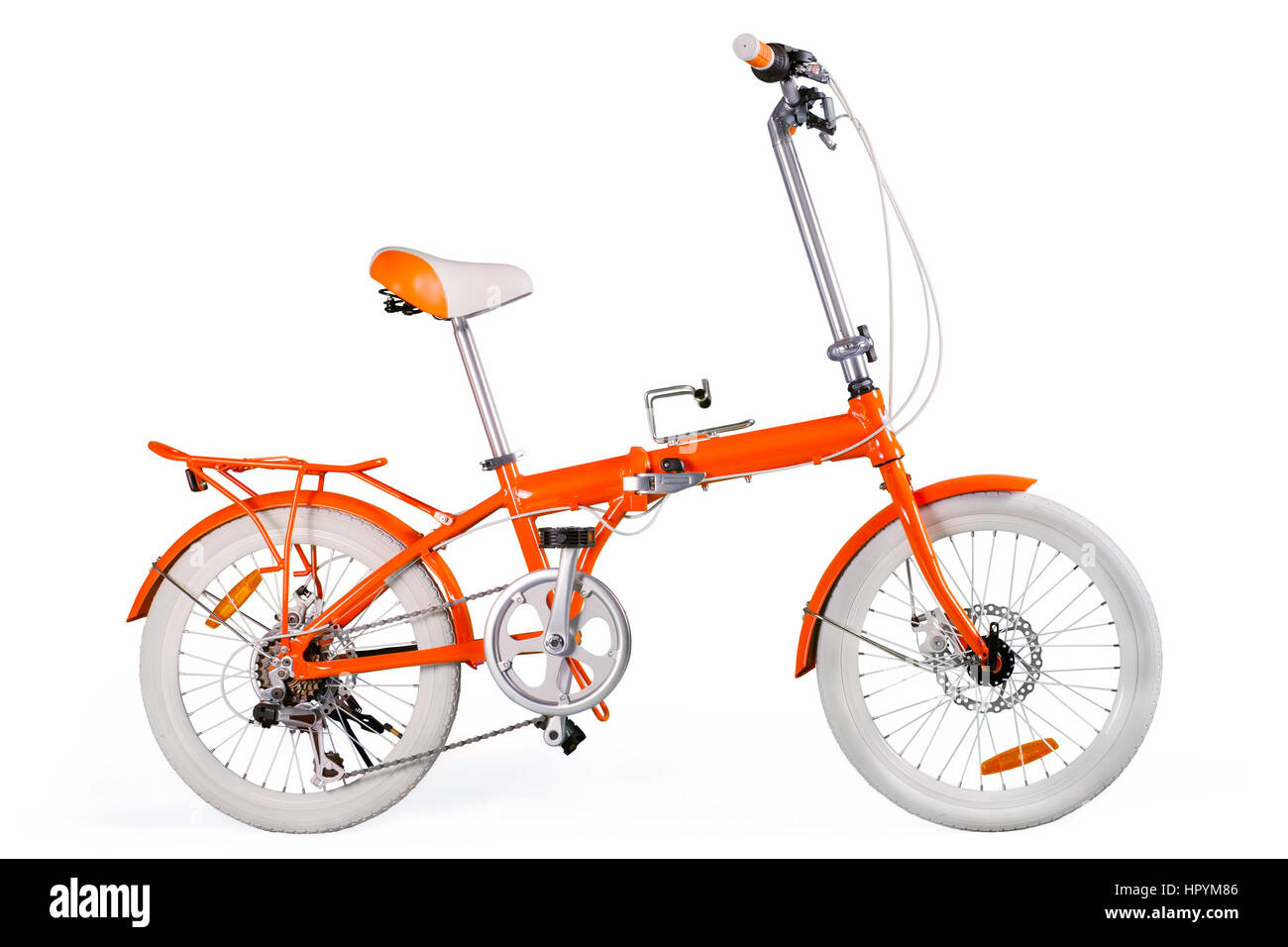 Orange bicicletta pieghevole. Isolato su bianco, percorso di clipping incluso Foto Stock