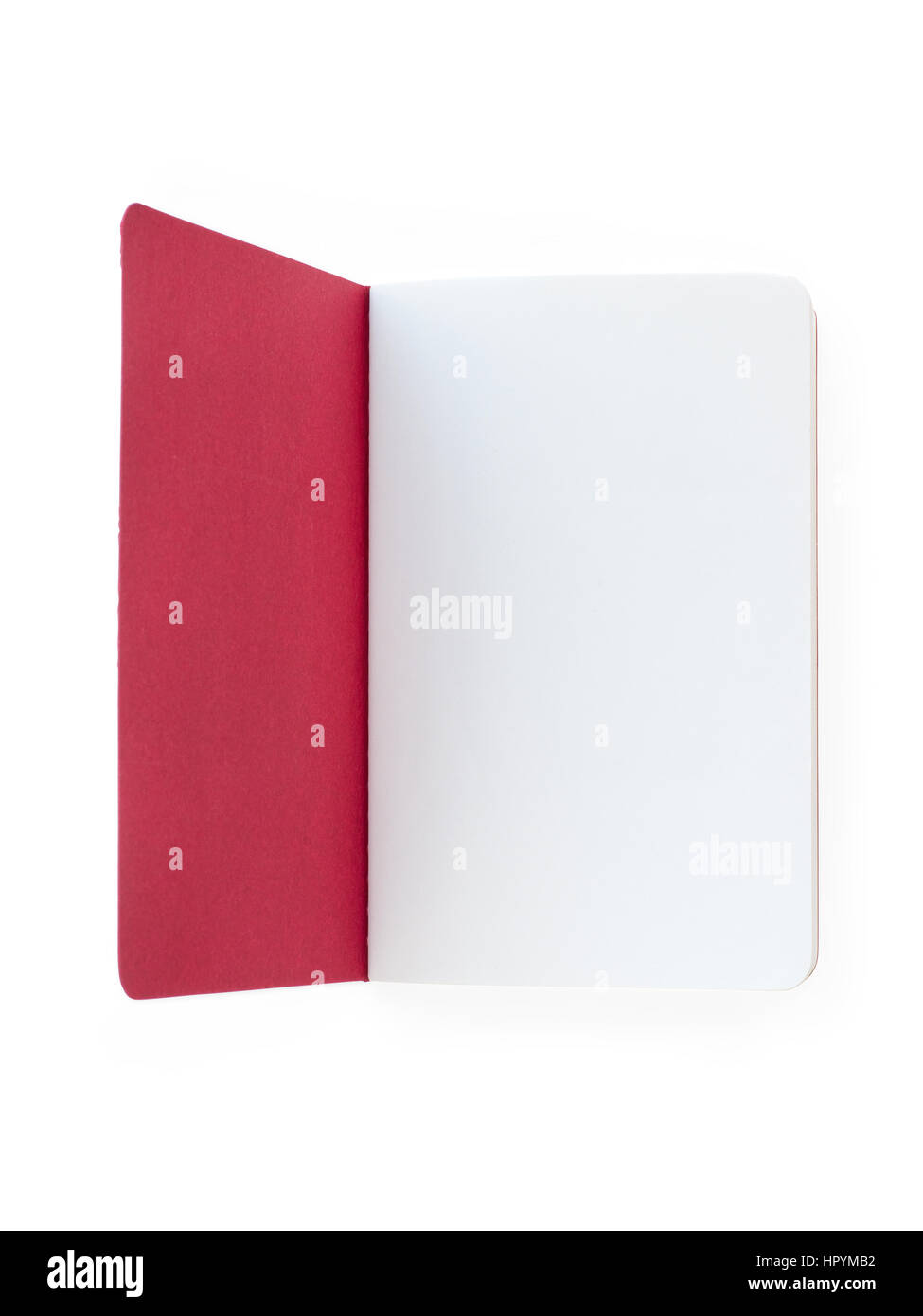 Aprire il notebook in bianco con coperchio rosso. Isolato su bianco, percorso di clipping incluso Foto Stock