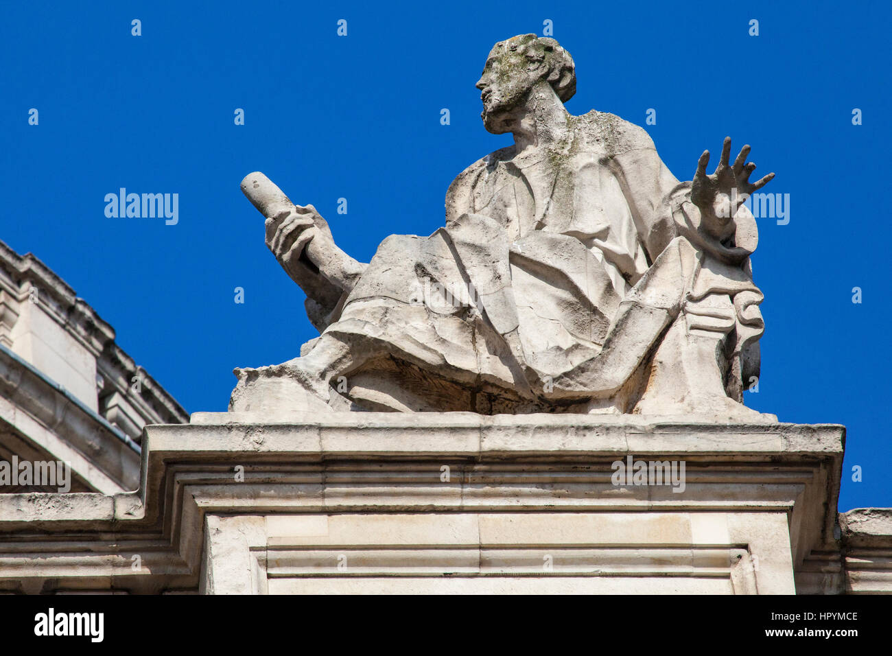 Una scultura dell apostolo san Matteo sulla facciata sud del la Cattedrale di Saint Paul a Londra. Foto Stock