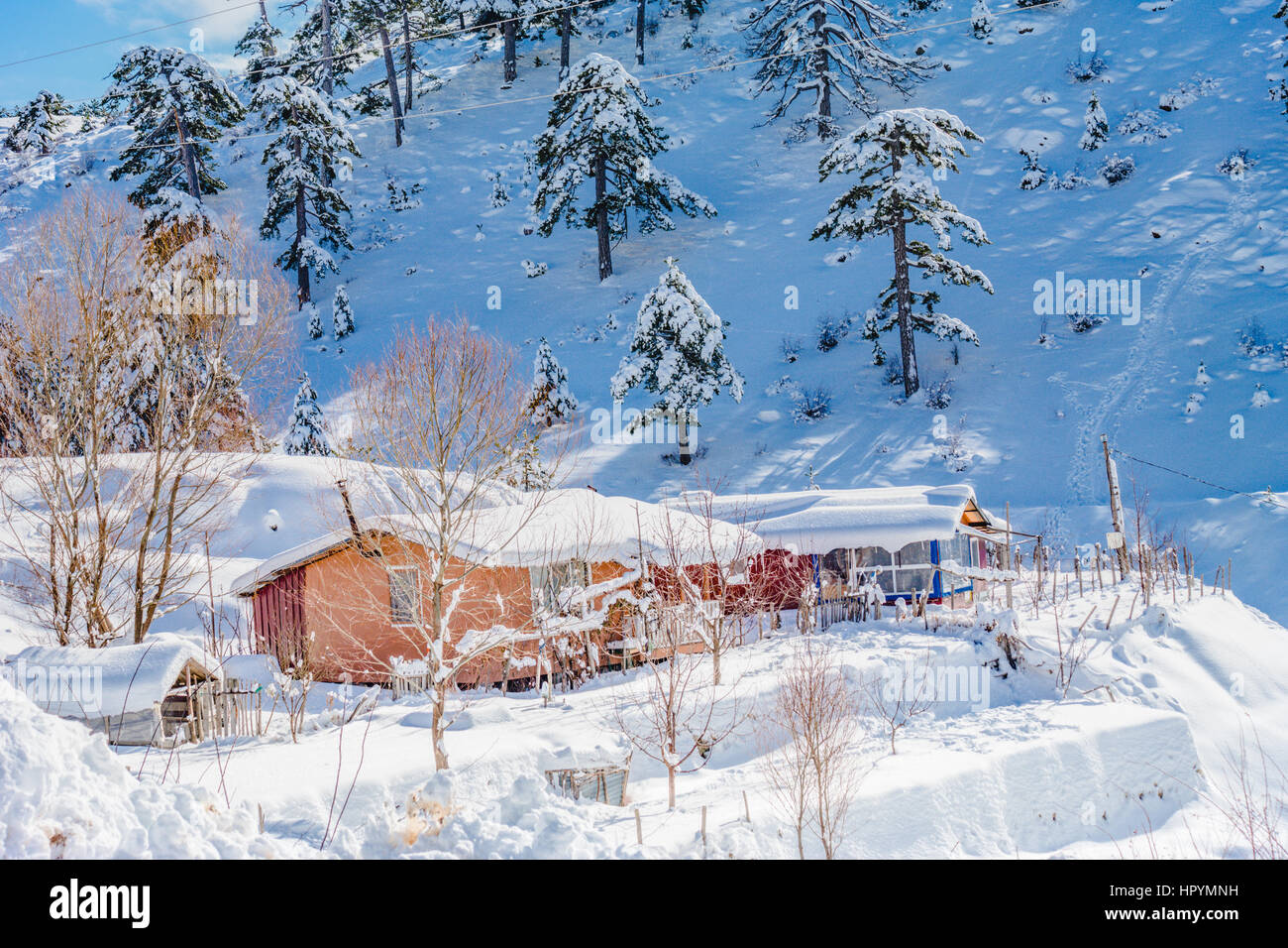 Inverno bungalow in snow landscape,kar icinde ahsap manzarasi ev Foto Stock