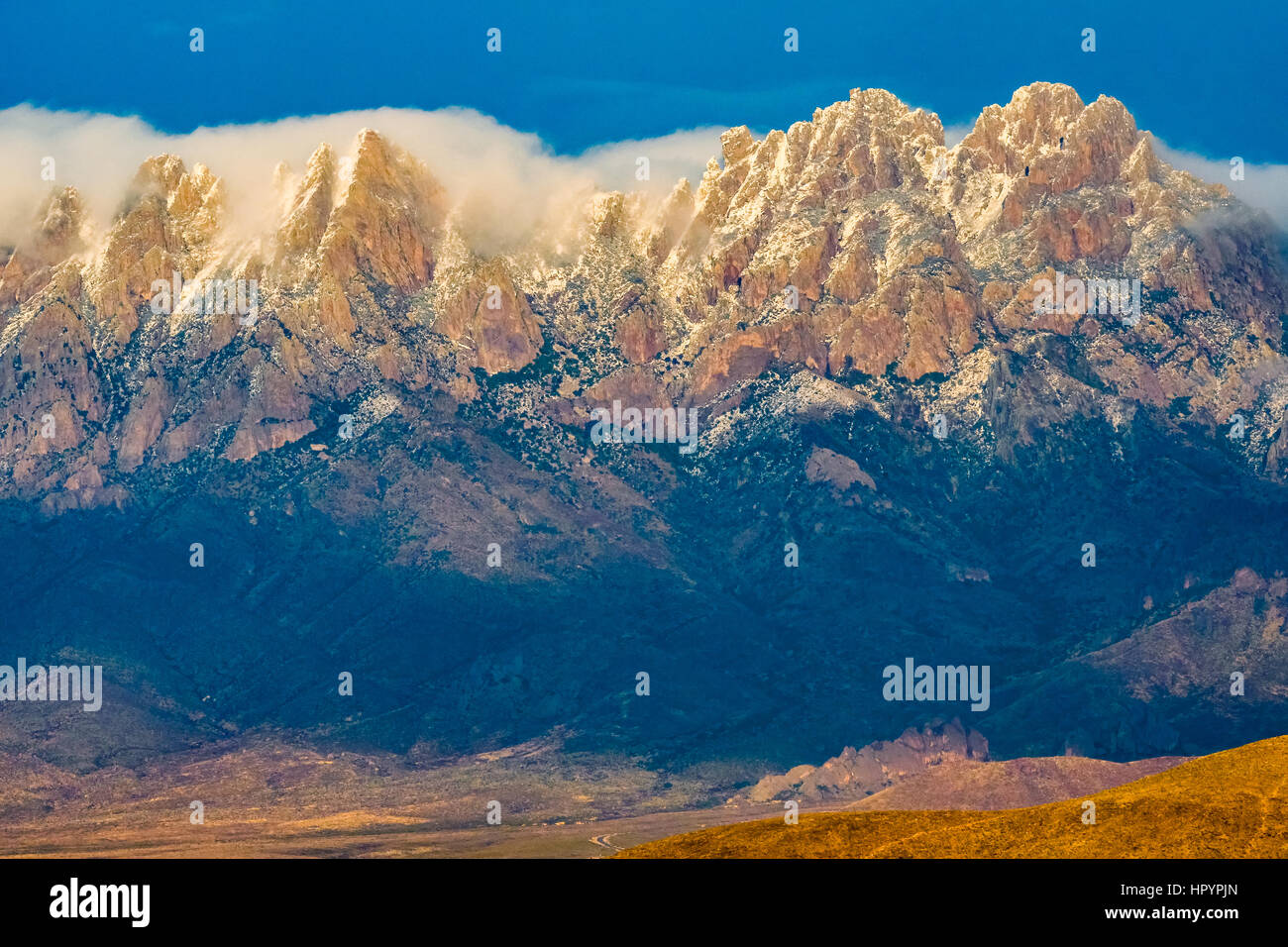 Neve e nuvole sul organo picchi Mountain-Desert monumento nazionale, Nuovo Messico. Formata da l'Ordine esecutivo del Presidente Obama. Foto Stock