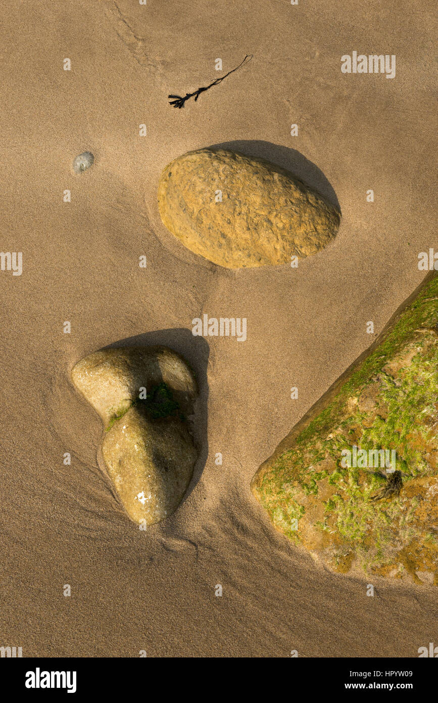 Paesaggio Astratto immagine di rocce e di sabbia sulla spiaggia di Baia Cayton, North Yorkshire, Inghilterra. Foto Stock