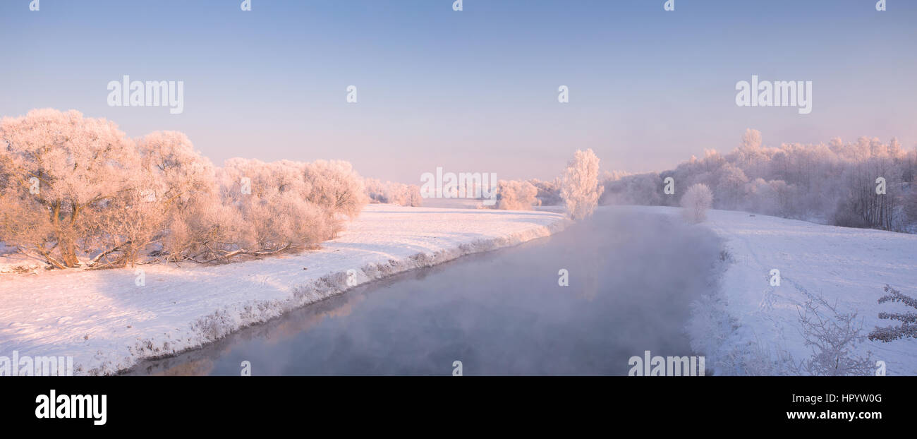 Il freddo inverno mattina sul fiume con la luce diretta del sole Foto Stock