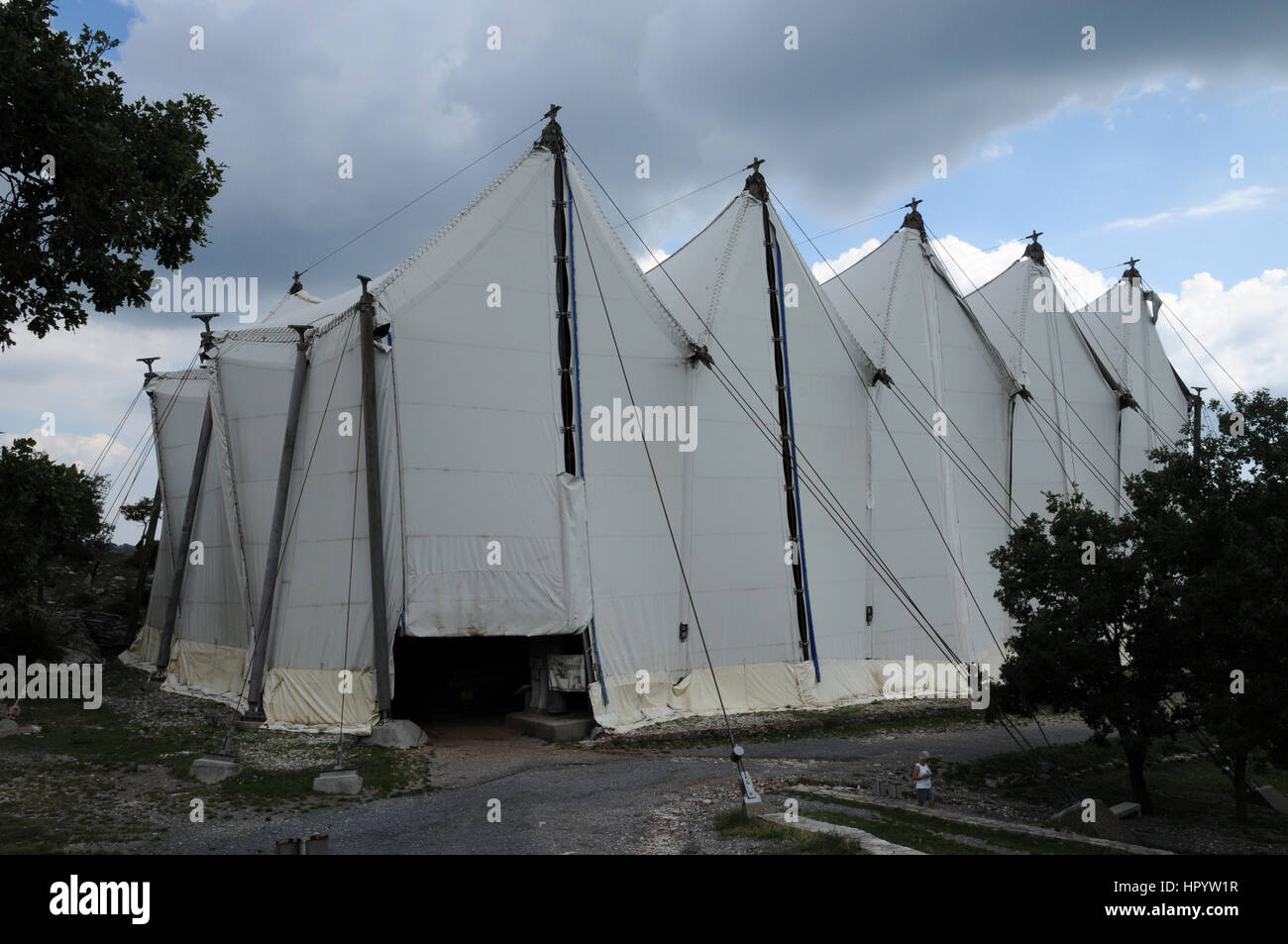 Esterno del Tempio di Apollo Andritsena nella regione di Arcadia ofGreece. Il tempio è coperta da una grande tenda per consentire il proseguimento dei lavori a freddo. Foto Stock