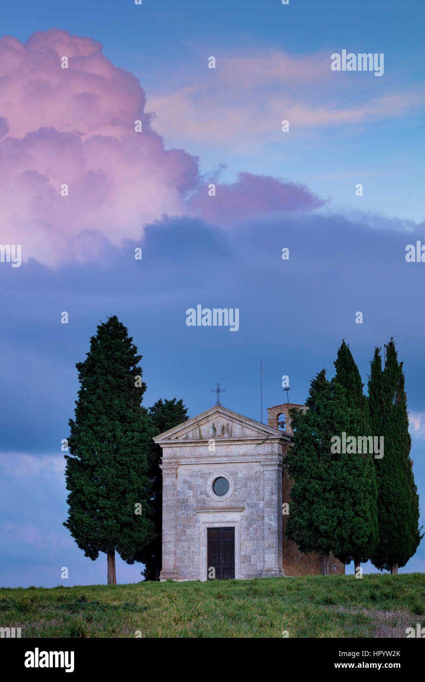 Cielo di sera sulla Cappella di Vitaleta nei pressi di San Quirico d'Orcia, Toscana, Italia Foto Stock