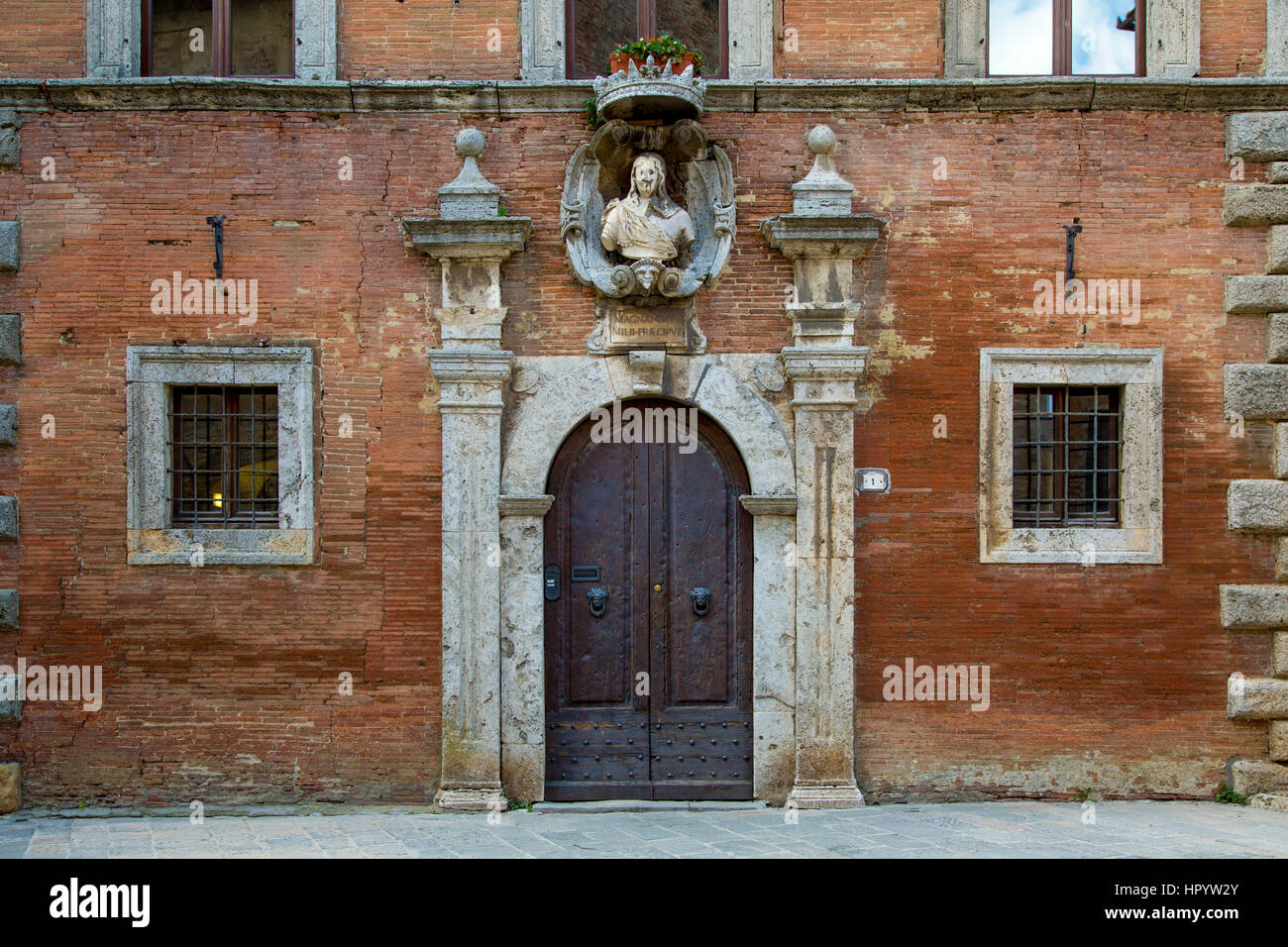 Sportello anteriore per San Francesco Galleria d'Arte lungo Via Ricci, Montepulciano, Toscana, Italia Foto Stock