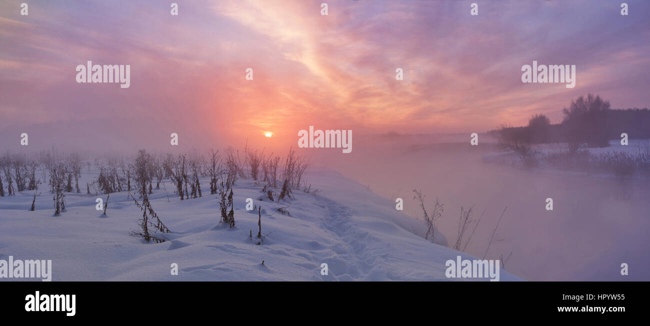 Brumoso paesaggio invernale di coloratissimi sera d'inverno Foto Stock