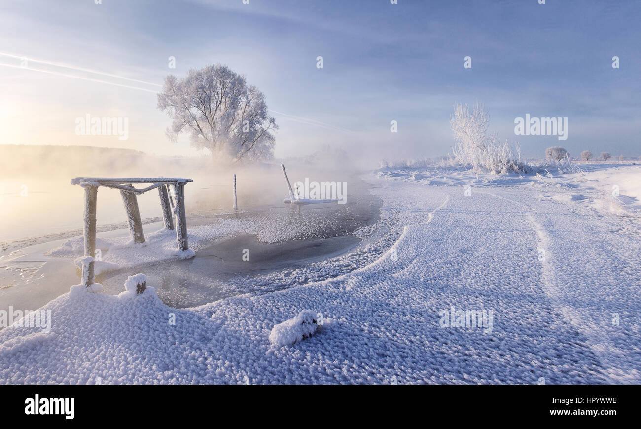 Giornata di sole sul lago ghiacciato di neve sul ghiaccio Foto Stock
