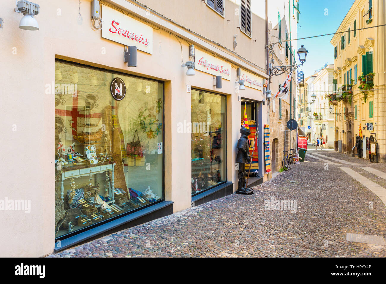 Scena di strada nel centro storico di Alghero, Sarssari, Sardegna, Italia Foto Stock