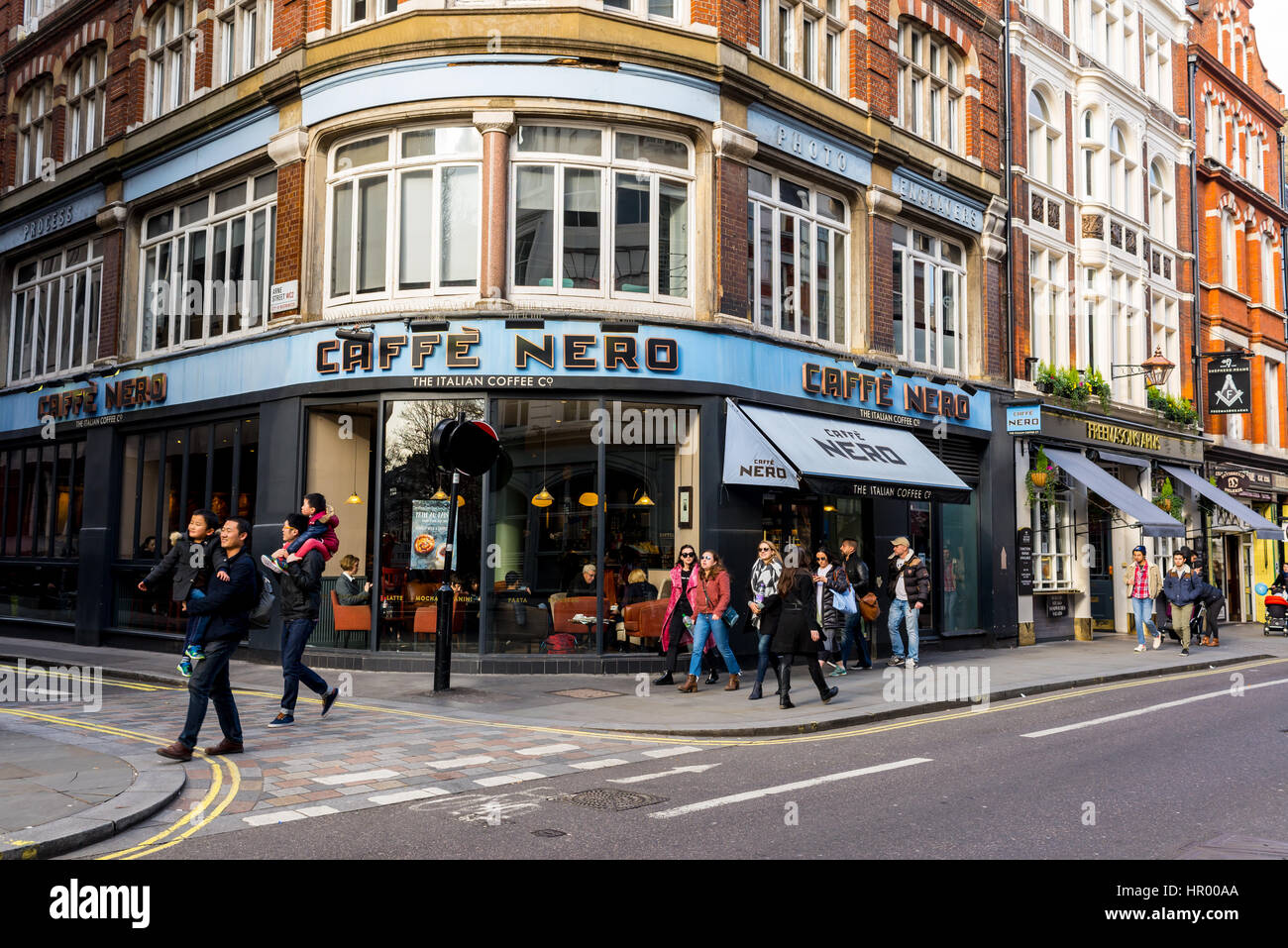 Caffè Nero succursale in Long Acre, Covent Garden. Caffè Nero Group Ltd è uno stile europeo coffee house brand con sede a Londra. Foto Stock