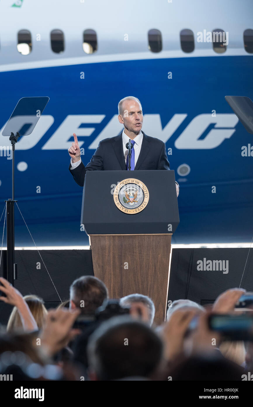 Boeing CEO Dennis Muilenburg introduce U.S. Presidente Donald Trump per il debutto della nuova 787-10 Boeing Dreamliner aeromobile presso la fabbrica di Boeing Febbraio 17, 2016 in North Charleston, Sc. La visita viene due giorni dopo i lavoratori a La Carolina del Sud impianto votato per rifiutare la rappresentanza dell'Unione in uno stato in cui Trump ha vinto comodamente. Foto Stock