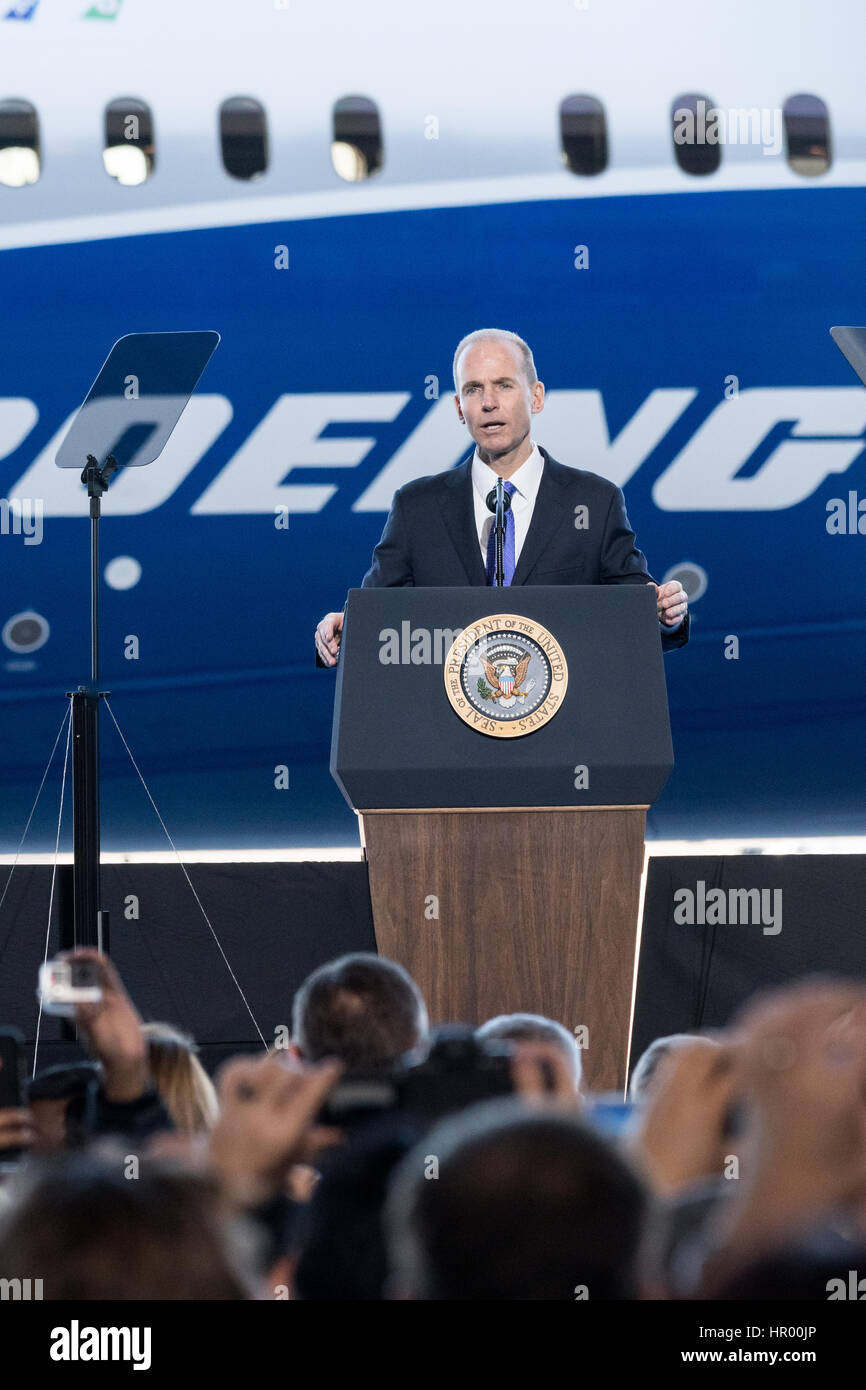 Boeing CEO Dennis Muilenburg introduce U.S. Presidente Donald Trump per il debutto della nuova 787-10 Boeing Dreamliner aeromobile presso la fabbrica di Boeing Febbraio 17, 2016 in North Charleston, Sc. La visita viene due giorni dopo i lavoratori a La Carolina del Sud impianto votato per rifiutare la rappresentanza dell'Unione in uno stato in cui Trump ha vinto comodamente. Foto Stock