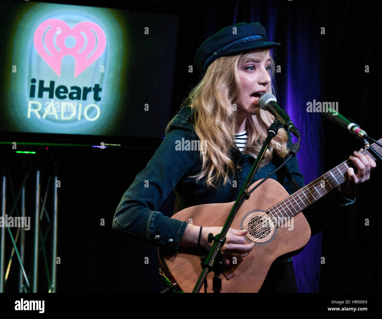 Bala Cynwyd, PA, Stati Uniti d'America. 17 Febbraio, 2017. American Singer-Songwriter Hailey Knox visite Q102's performance teatrali, © Paul Froggatt/FamousPix/Alamy Foto Stock