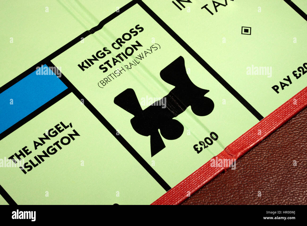 Gioco di monopoli la stazione di Kings Cross British Railways £200 con l'angelo Islington a sinistra e le imposte sul reddito pagare £200 a destra Foto Stock
