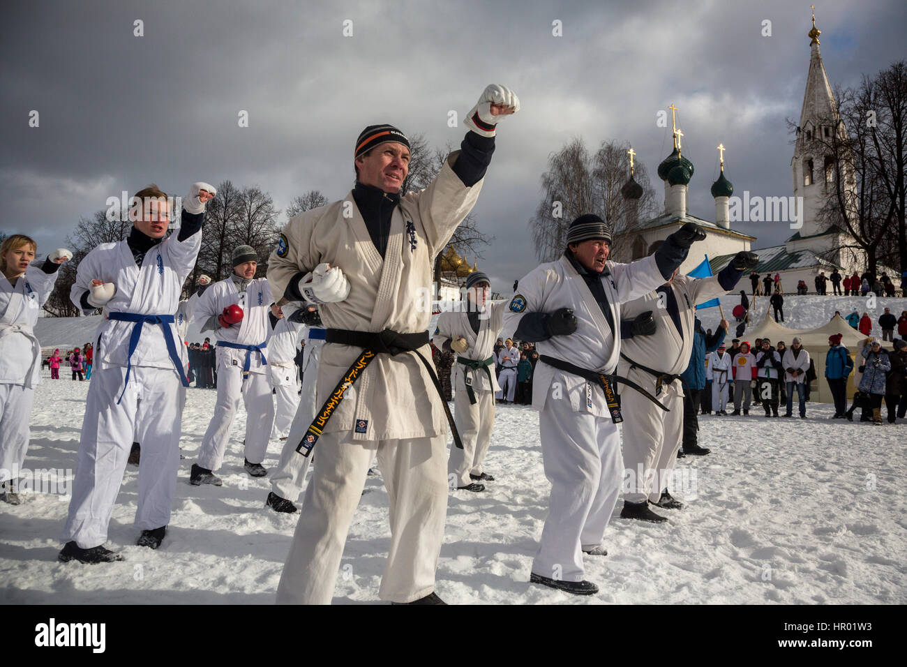 Dimostrazioni di arti marziali club in durante il combattimento tradizionale al Maslenitsa Festival nella città di Yaroslavl, Russia Foto Stock