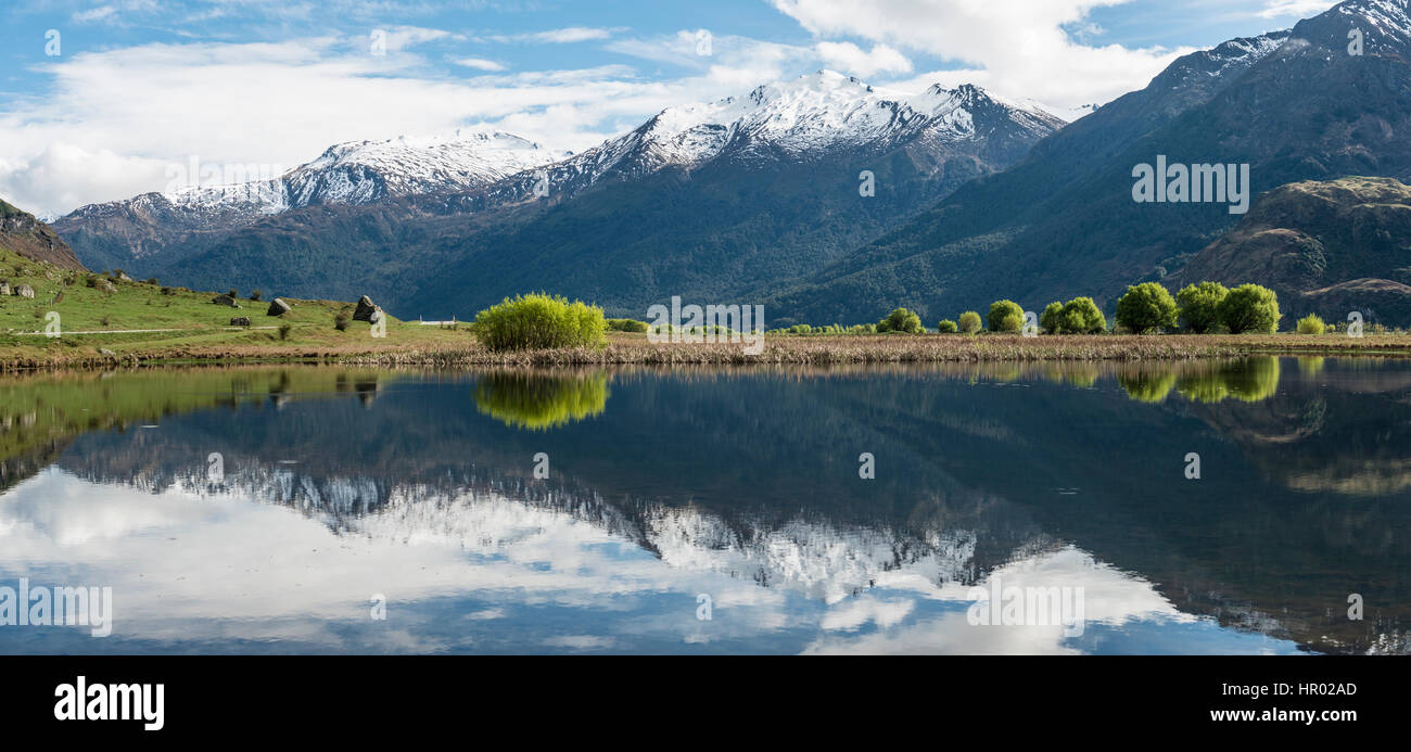 La gamma della montagna riflessa in un lago, Matukituki Valley, montare gli aspiranti National Park, Otago Southland, Nuova Zelanda Foto Stock