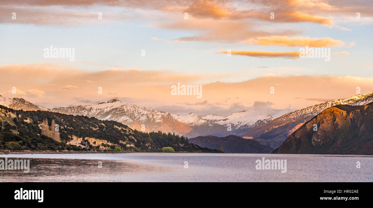 Sunrise, montagne di neve sul Lago Wanaka, picco roccioso, Glendhu Bay, Otago Southland, Nuova Zelanda Foto Stock