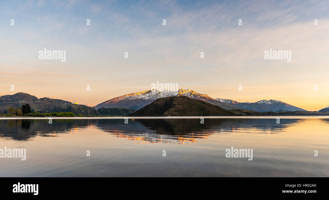 Sunrise, Atmosfera mattutina, montagne riflessa nel Lago Wanaka, picco roccioso, Glendhu Bay, Otago Southland, Nuova Zelanda Foto Stock