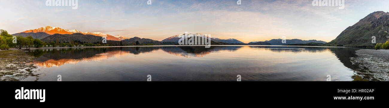 Sunrise, Atmosfera mattutina, montagne riflessa nel Lago Wanaka, picco roccioso, Glendhu Bay, Otago Southland, Nuova Zelanda Foto Stock