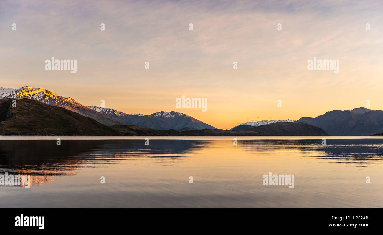 Sunrise, Atmosfera mattutina, montagne riflessa nel Lago Wanaka, picco roccioso, Glendhu Bay, Otago Southland, Nuova Zelanda Foto Stock