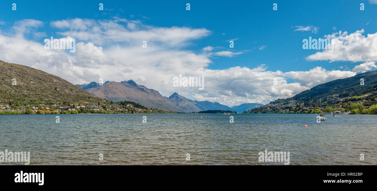 Il lago di Wakatipu nella parte anteriore delle montagne, Queenstown, Regione di Otago e Southland, Nuova Zelanda Foto Stock