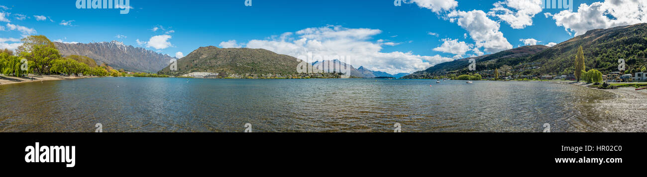 Il lago di Wakatipu nella parte anteriore della gamma della montagna, Queenstown, Regione di Otago e Southland, Nuova Zelanda Foto Stock