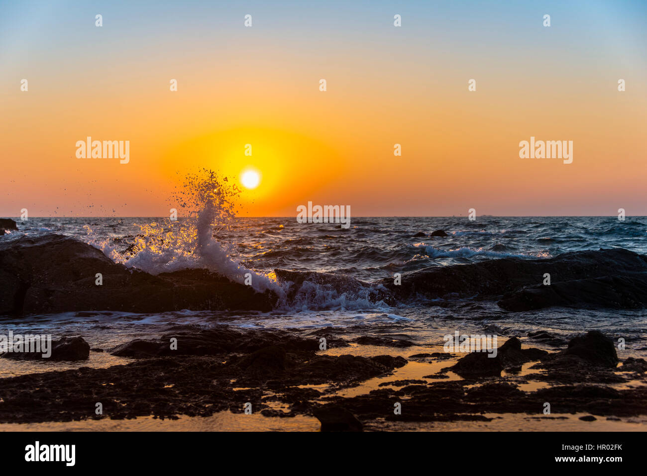 Costa rocciosa, mare, surf, tramonto, Chaung Thar Beach, la baia del Bengala, Ayeyarwady, Myanmar Foto Stock