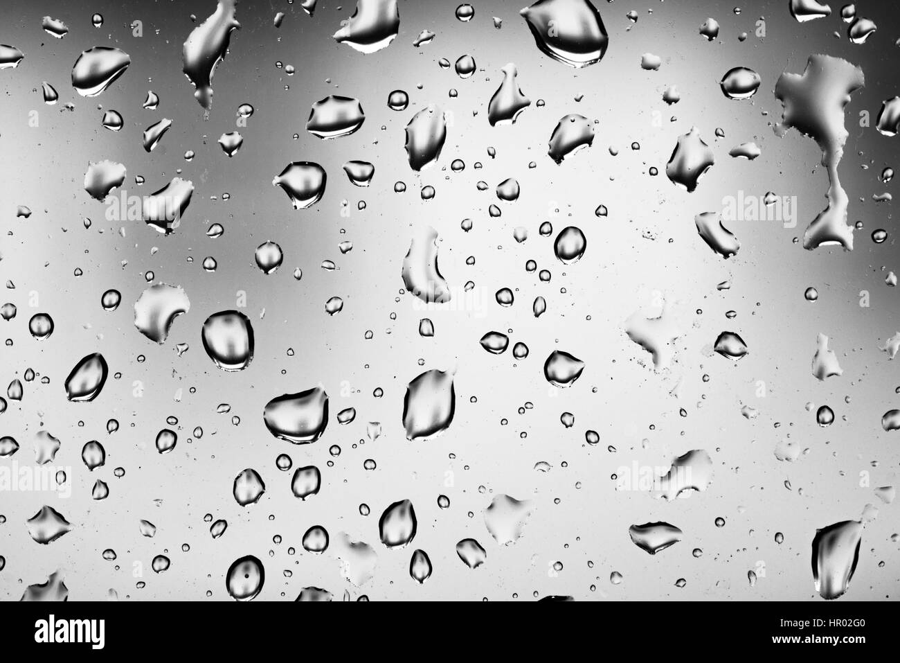 Gocce di acqua su un vetro, vetro, finestra, pioggia, maltempo, full-frame, immagine di sfondo Foto Stock
