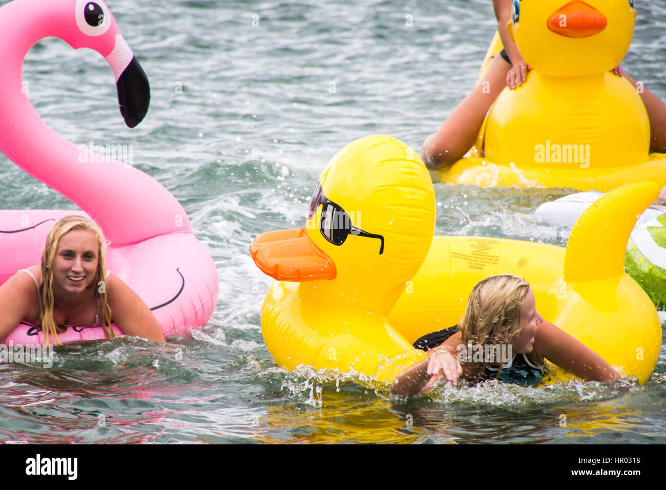 Sydney, Australia. 26 Febbraio, 2017. I partecipanti nella foto durante l'Annuale Manly Gommone gara a Shelly Beach, Manly, Australia. La manifestazione annuale richiede racers in costume con la paletta di un corso offshore e indietro con zattere gonfiabili per raccogliere fondi per il cancro carità Tour de cura. Credito: Hugh Peterswald /Pacific Press/Alamy Live News Foto Stock