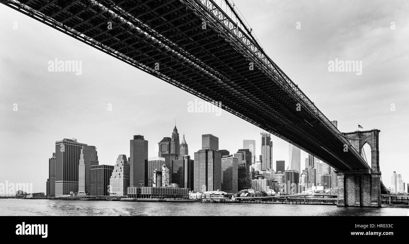 Ponte di Brooklyn con una skyline di Manhattan Foto Stock
