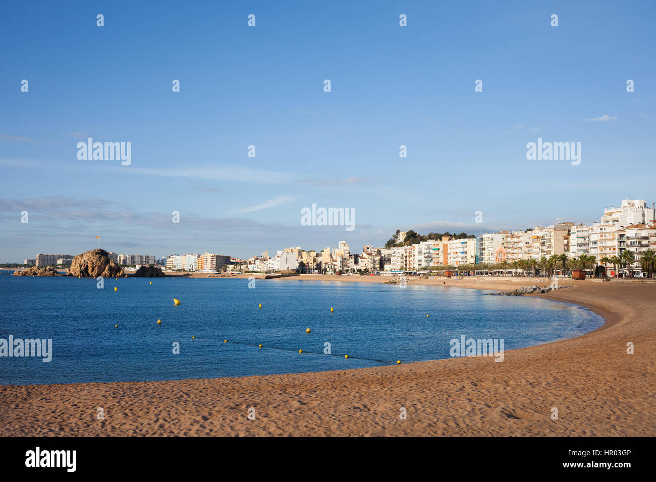 Spiaggia e mare baia nella città di Blanes, Catalogna, Spagna Foto Stock