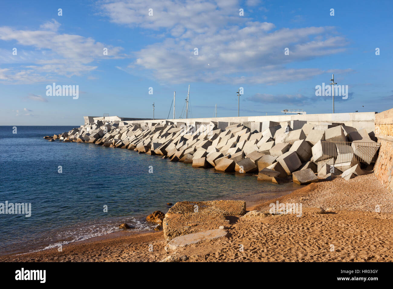 Spagna blanes, frangionde porto Molo e piccola spiaggia al mare Mediterraneo Foto Stock