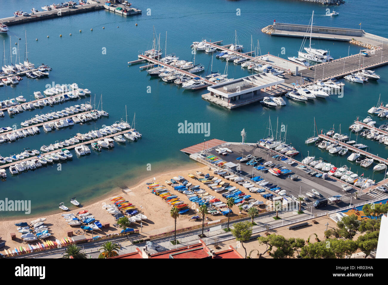 Spagna, città di Blanes, veduta aerea della marina e porto con barche, motoscafi e barche a vela e kayak Foto Stock
