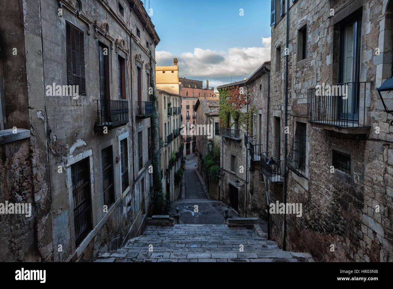 Città Vecchia (Barri Vell) architettura storica nella città di Girona in Catalogna, Spagna, edifici lungo Sant Domenec scale Foto Stock