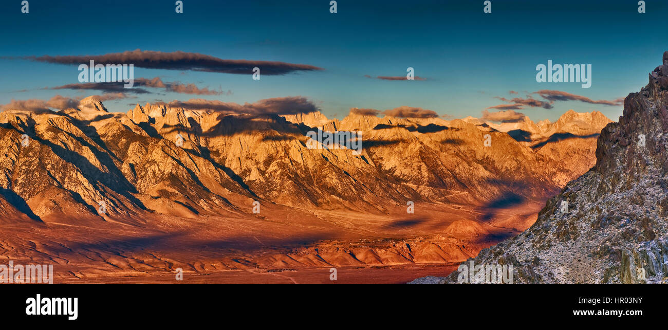 Eastern Sierra Nevada con Mt Whitney si vede attraverso Owens Valley dal Cerro Gordo strada in montagne di Inyo presso sunrise, CALIFORNIA, STATI UNITI D'AMERICA Foto Stock