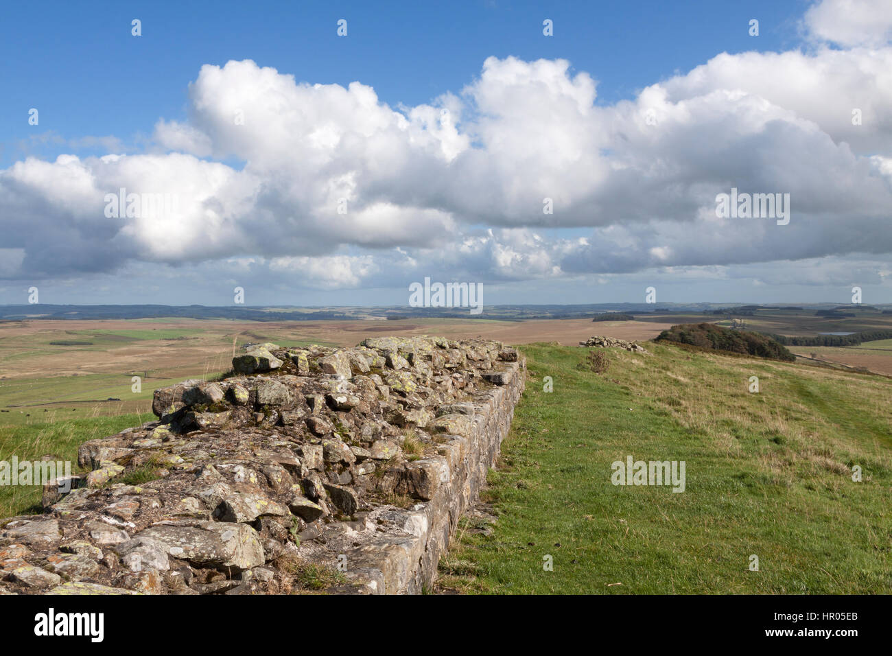 Il Vallo di Adriano: un breve tratto del muro romano sulle balze Sewingshields, guardando verso est Foto Stock