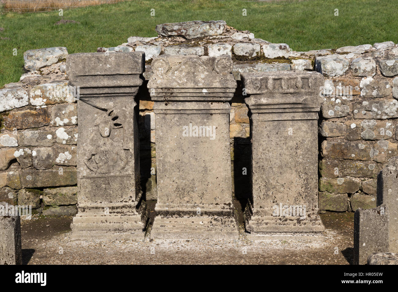 Il Vallo di Adriano: altari a resti di Mitreo vicino a Carrawburgh (Brocilitia) Roman Fort, Northumberland Foto Stock